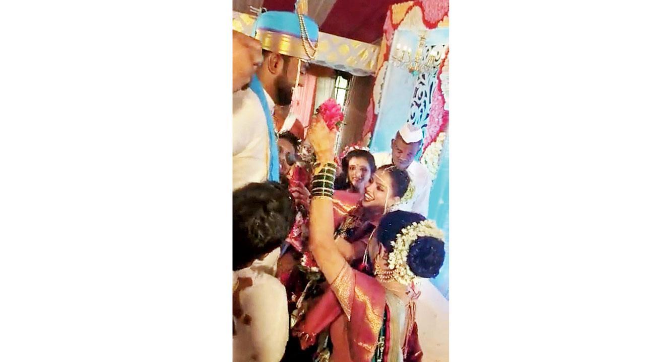 Mumbai Taxi driver marries twin sisters in Solapur, booked