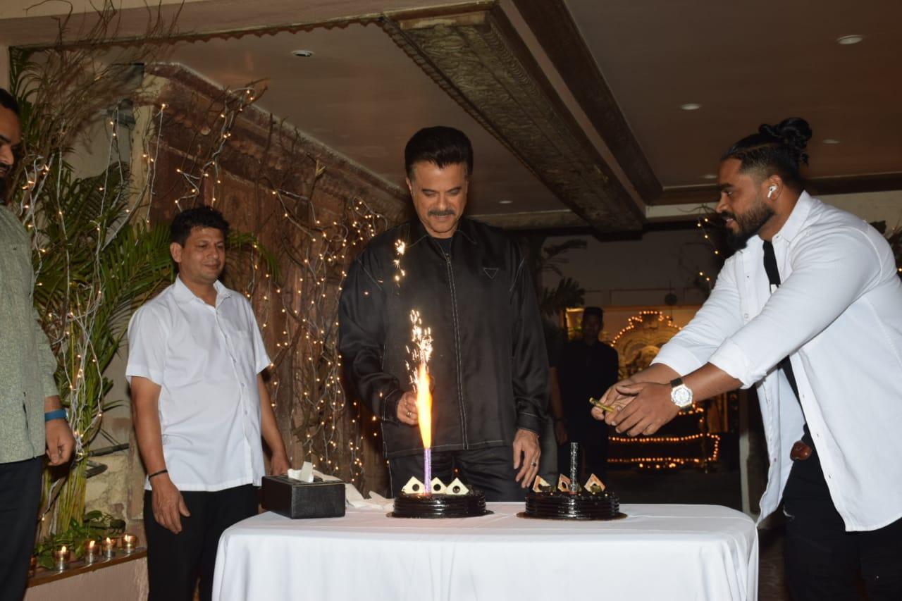 Birthday boy Anil Kapoor opted for a black jacket with matching pants and was seen greeting the paps standing outside his residence. The ‘Mr India’ actor celebrated his birthday with the shutterbugs and was seen cutting his cake in front of them