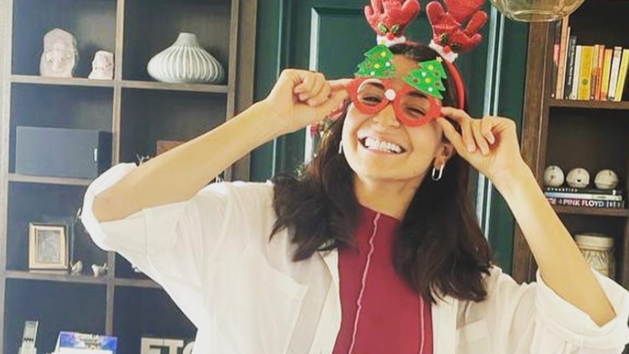 Anushka Sharma poses with Santa, looks happiest in Christmas celebration pics