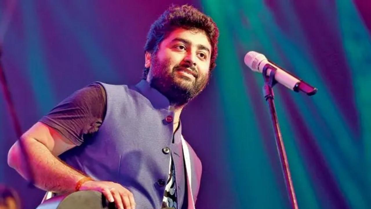 Arijit Singh's show in Kolkata gets cancelled over singing 'Rang De Tu Mohe Gerua' at KIFF