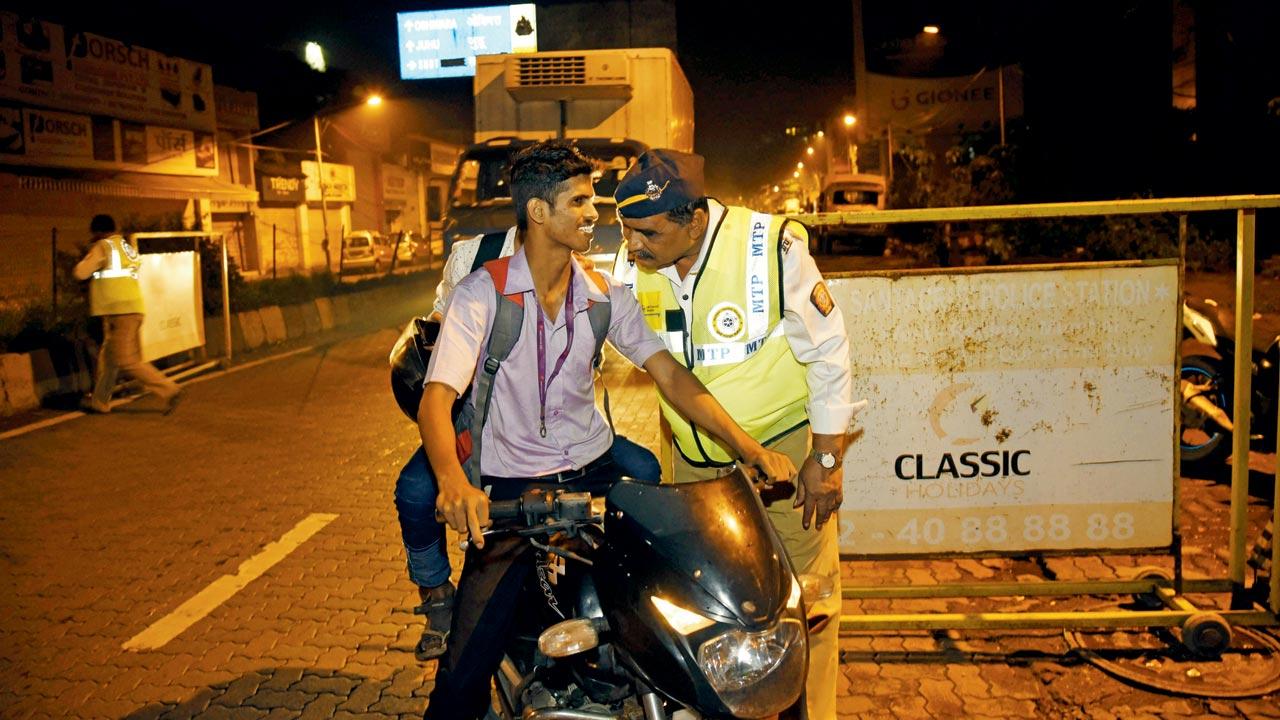 Traffic cops conduct a drink-driving check at Juhu in October 2016. File pics/Pradeep Dhivar