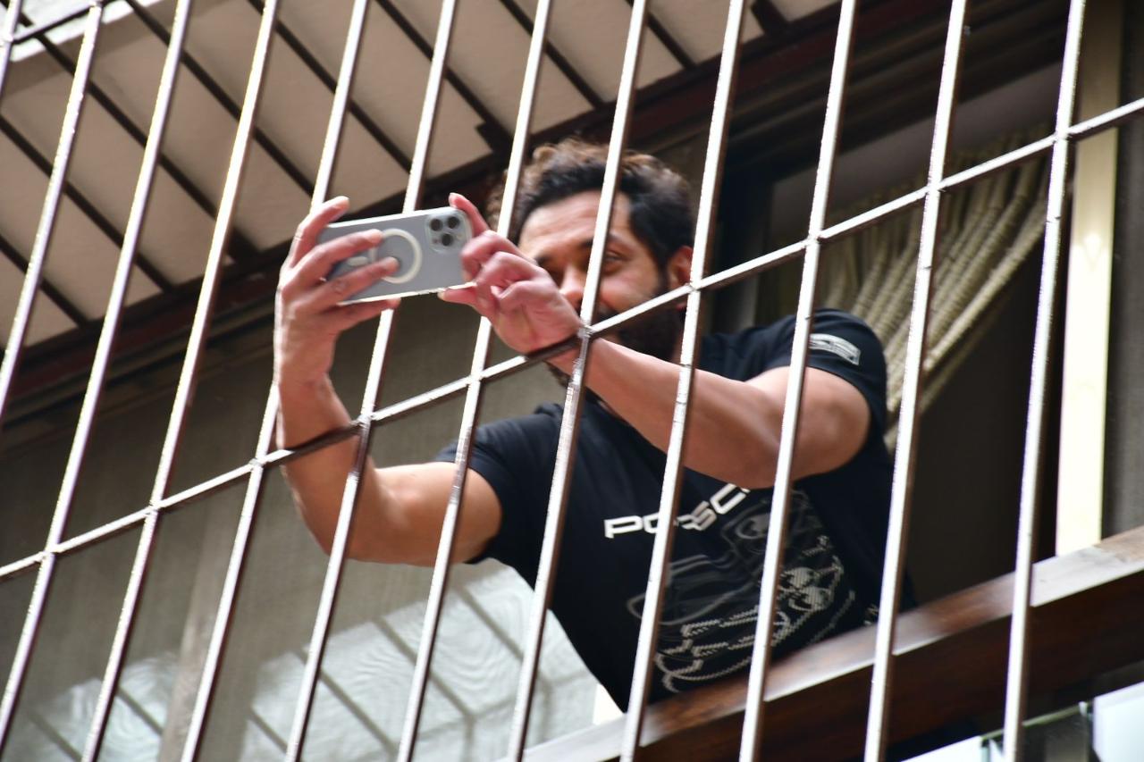 Bobby Deol captures Dharmendra's beautiful moment with his fans from their home window