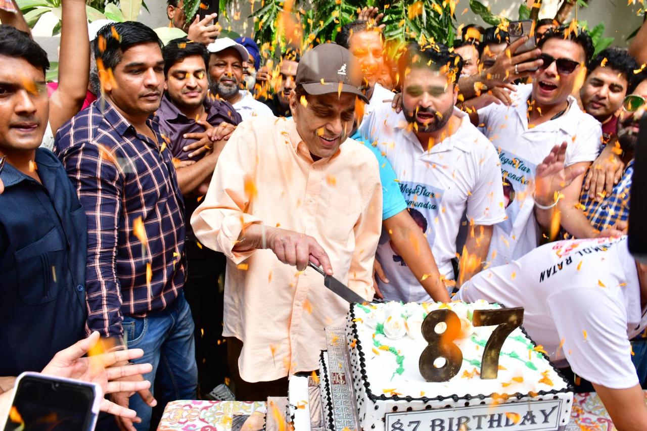 Fans of the 'Sholay' actor came bearing a big cake for the actor to cut with them. The actor obliged and even fed cake to his fans