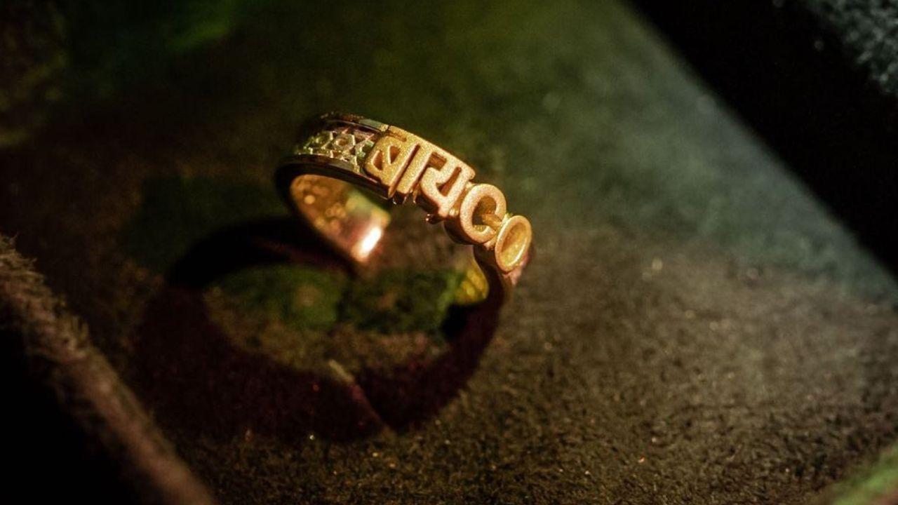 Apurva gifted this creative engagement ring to Divya. The ring had 'Baay' in Hindi and 'Co' in English, embedded on it. If one joins both the terms as one, it becomes 'baayko', which, in Marathi, means 'wife'.