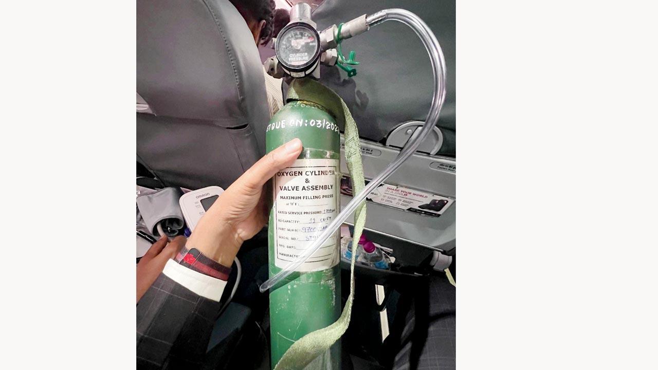 Senior gynaecologist stabilizes youth suffering from hypotension on flight from Delhi to Mumbai