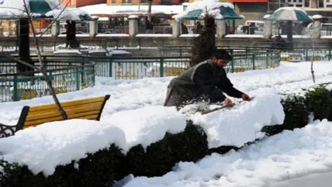 Temperature plummets several degrees below freezing point across Kashmir valley