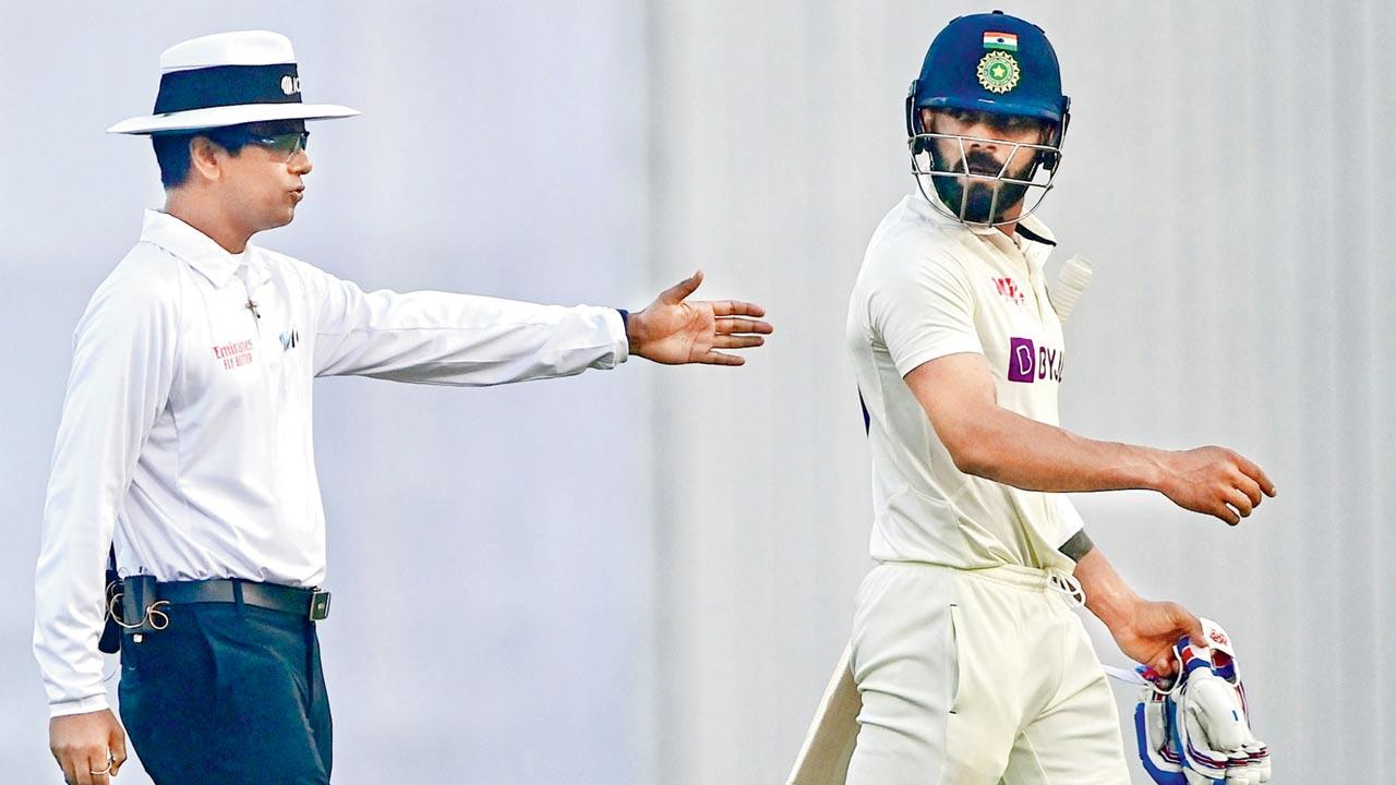 Umpire Sharfuddoula calms  down India’s Virat Kohli, who appears to be put off by the thrilled Bangladeshi fielders. Pic/AFP