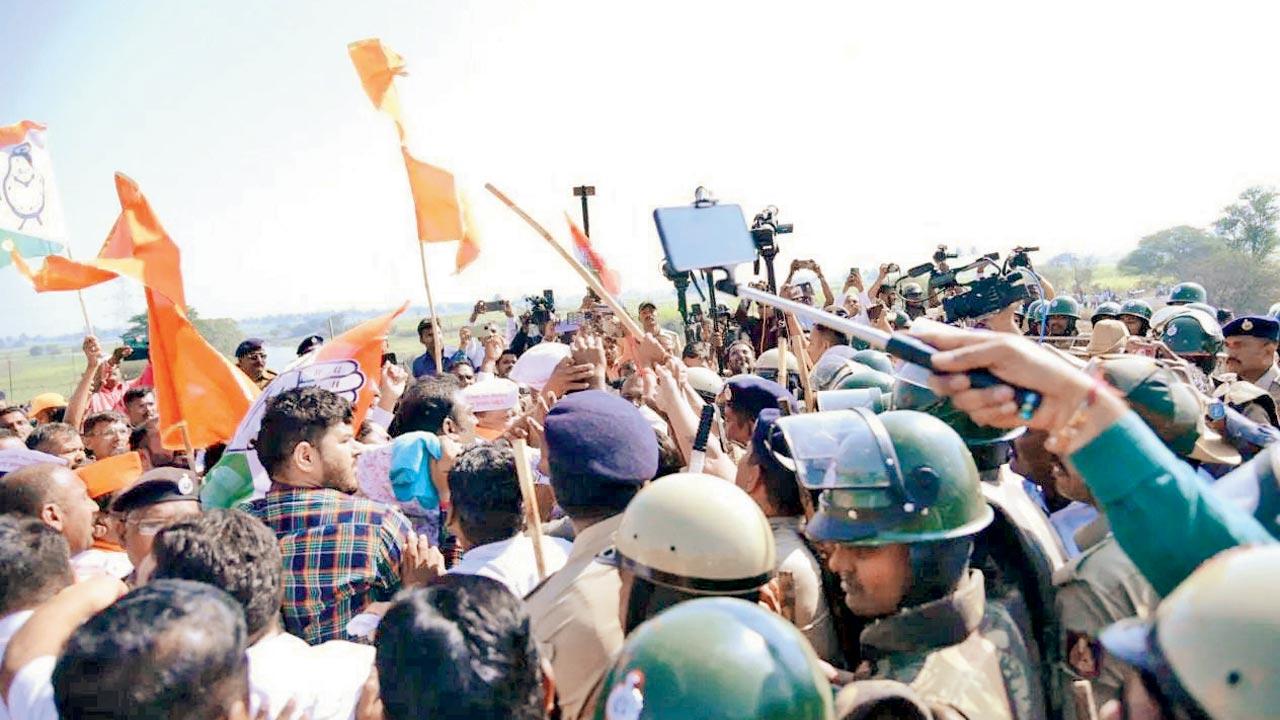 Cops lathi-charge Marathi-speaking protesters at Kognoli toll plaza in Karnataka, as tweeted by MLA Hasan Mushrif. Pic/Twitter@mrhasanmushrif