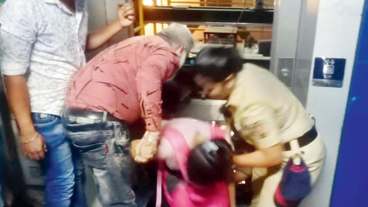 Mumbai: 22 passengers get stuck in lift at Bandra station for 35 minutes