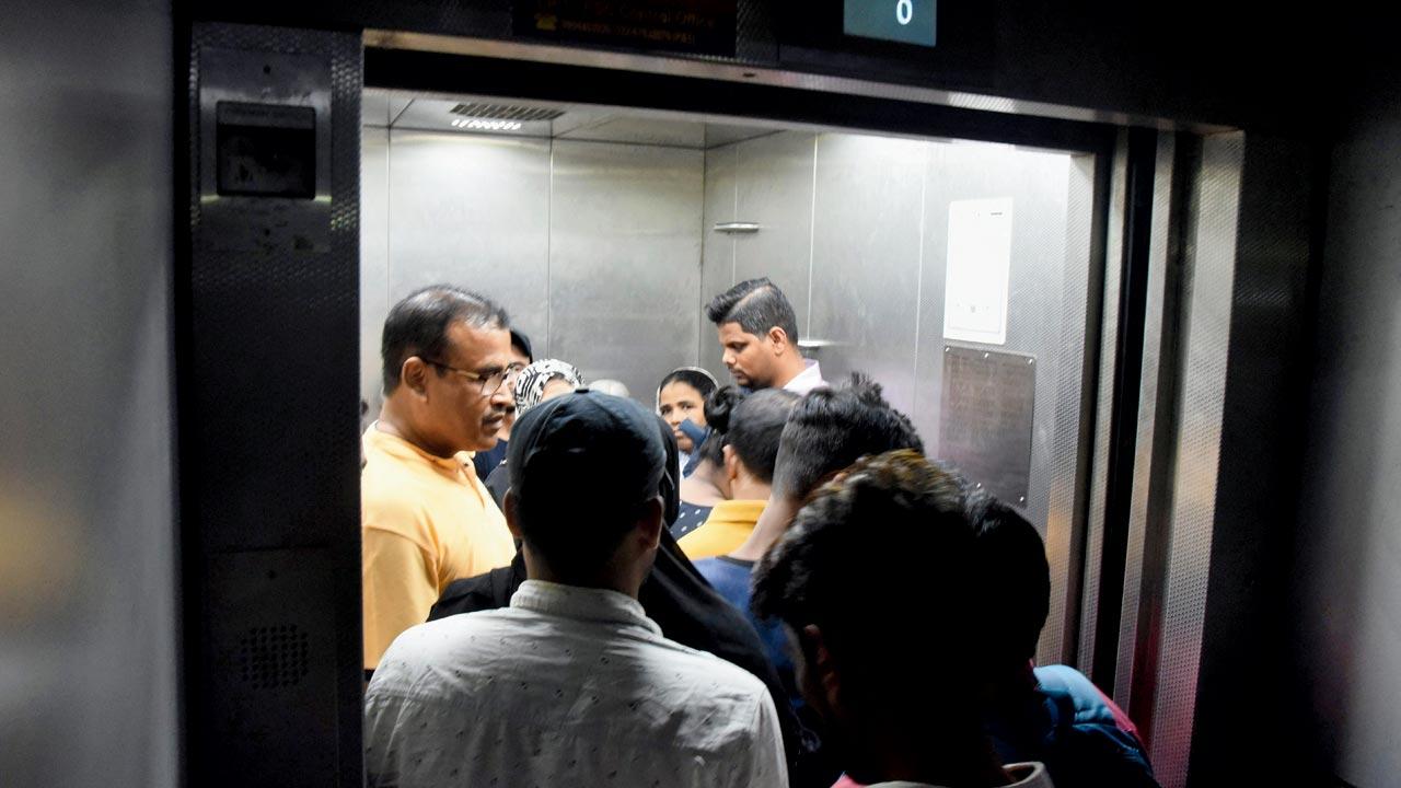  Passengers crowd at the lift, in which 22 people got stuck recently, on Wednesday. Pic/Sameer Markande
