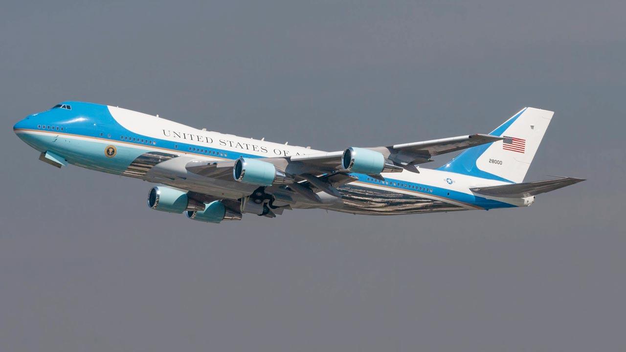 A photograph taken by Jolapara of the Air Force One carrying Michelle & President Barack Obama as it departed for New Delhi from Mumbai on November 7, 2010, after paying tribute to the victims of 26/11 Mumbai Terror Attacks