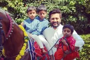 These candid photos of Riteish Deshmukh with family are heartwarming