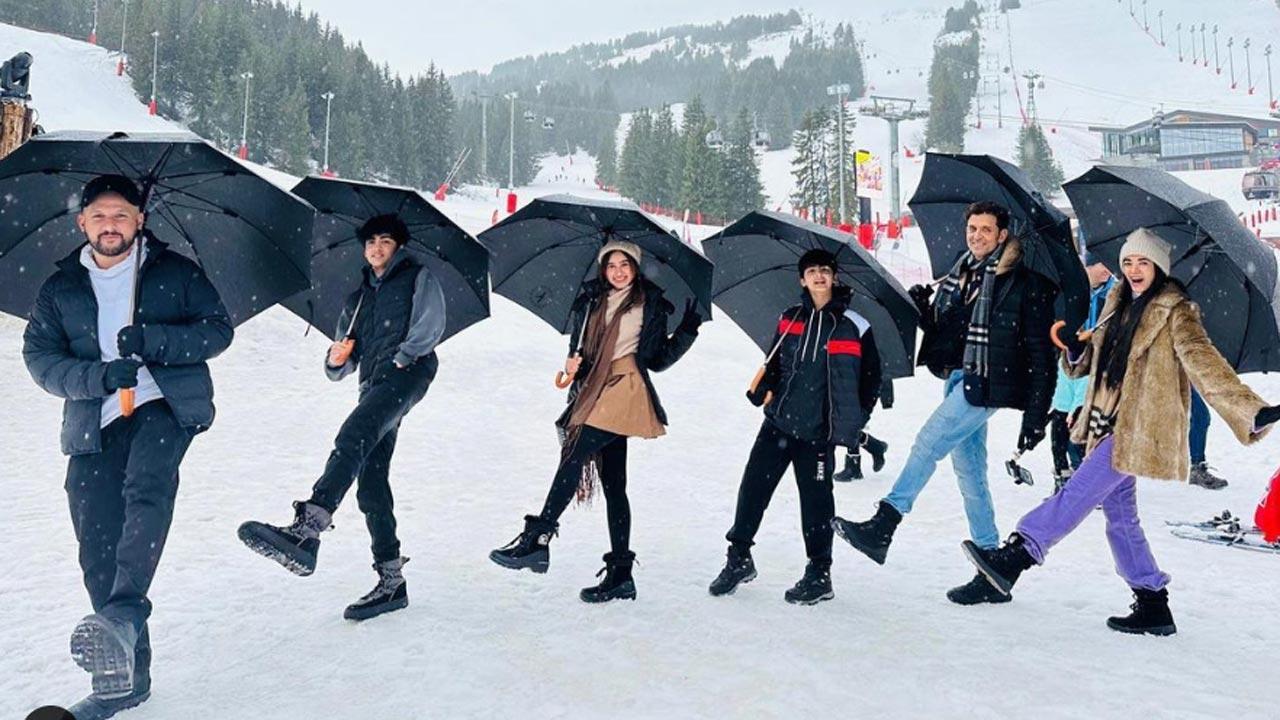 Saba Azad poses with Hrithik Roshan s family in Christmas picture