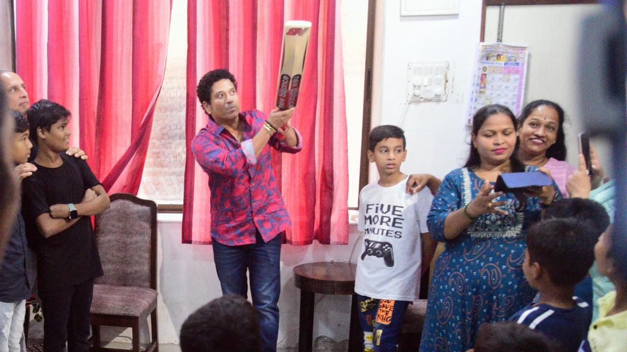 During his visit, Sachin Tendulkar played carrom and cricket with the children. Pics/ Pradeep Dhivar 