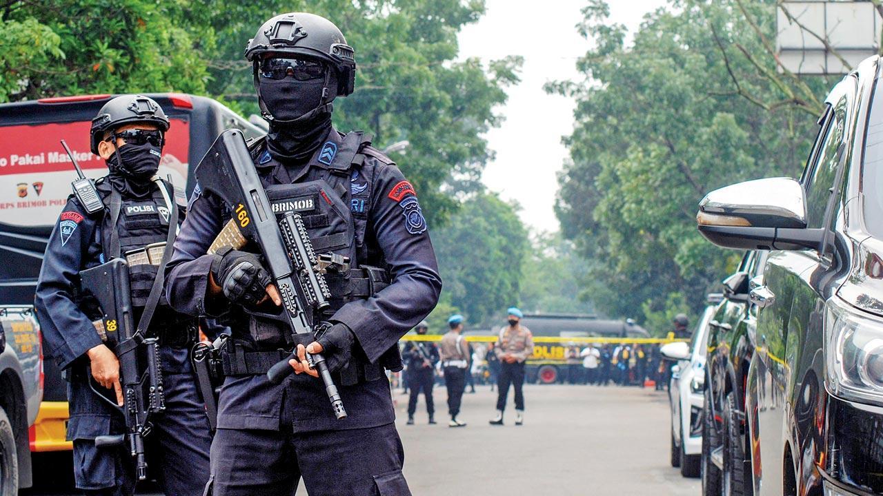 Suicide bomber kills one in Indonesian police station