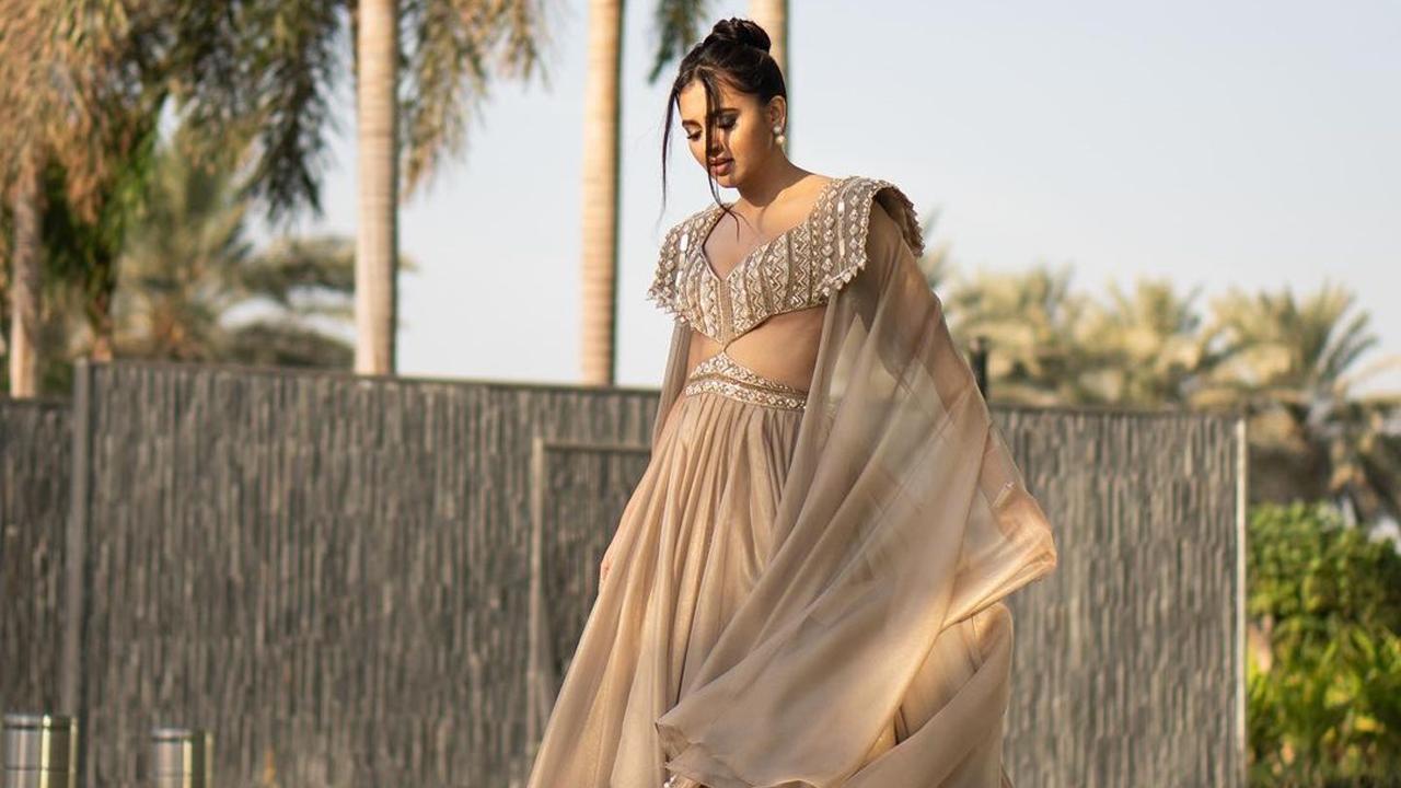Tejasswi opted for a blingy choli, with cape sleeves. The flowy lehenga, makes this outfit a must have in your trousseau. 