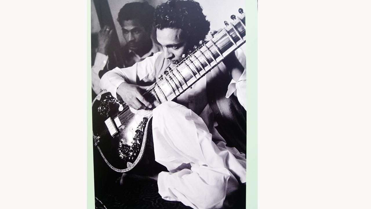 Riboud shows Pandit Ravi Shankar playing sitar in front of young musicians, accompanied by drummer Chatur Lal in Delhi in 1956