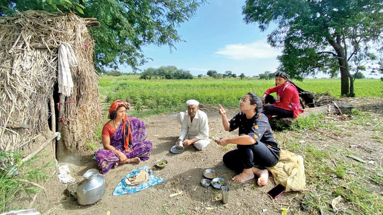 Journalist Shriya Mohan interviewing Rajubai in Beed