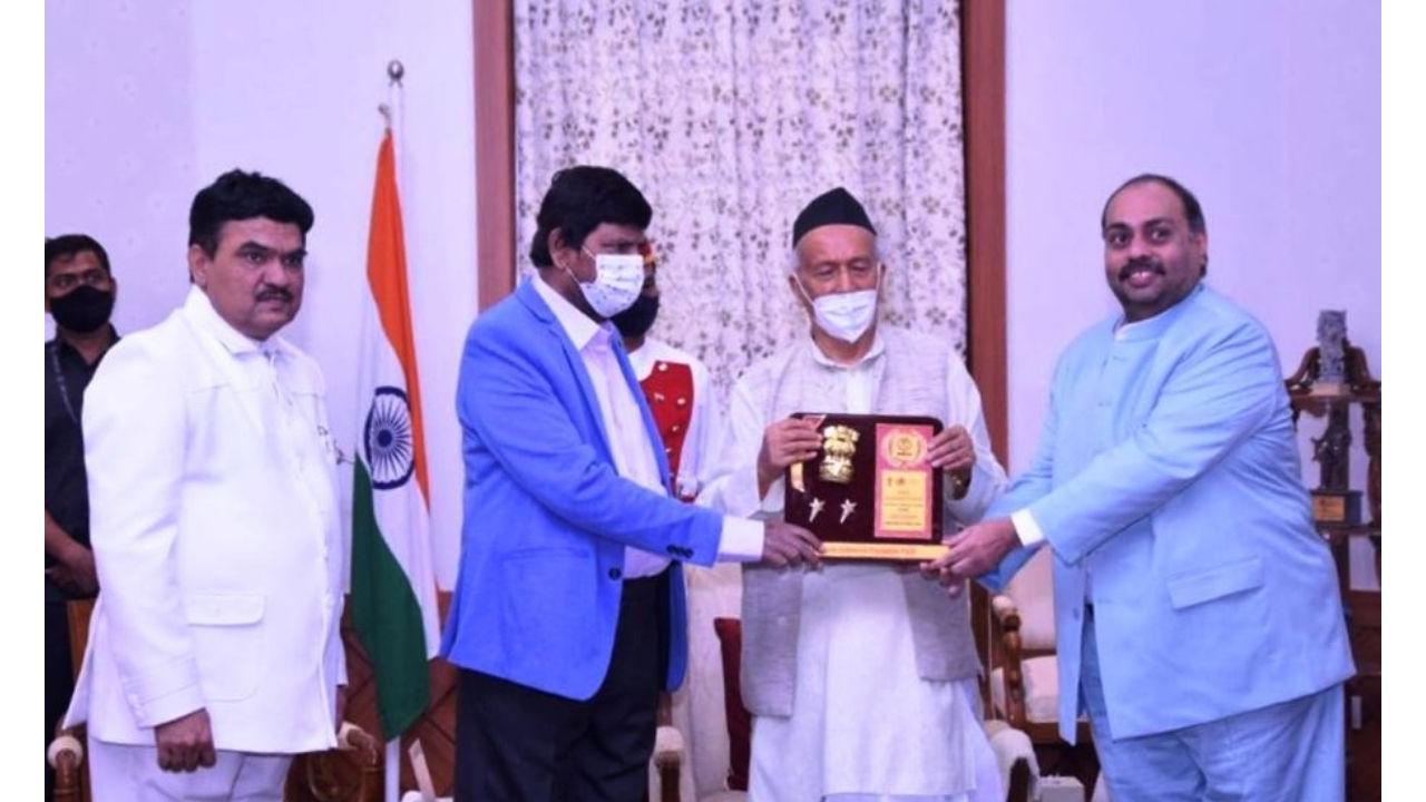 Shri Krishna Milan Shukla honored by the Governor for the work of environmental protection