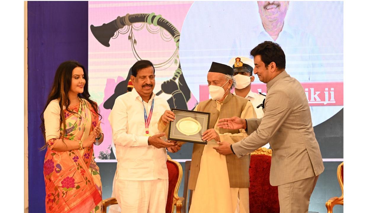 Ganesh Naik - the 'Guardian' of Navi Mumbai Felicitated with Midday Maharashtra Gaurav Award