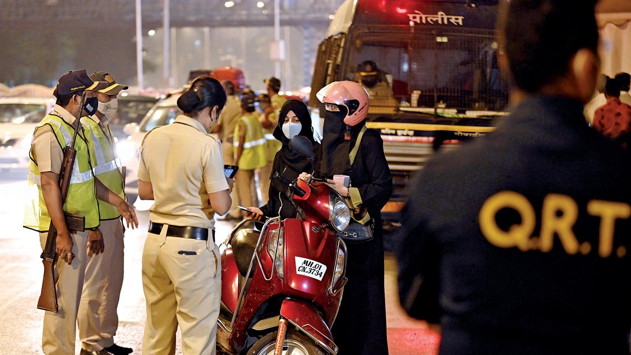 A Mumbai police naka bandi at Charni Road on December 31, 2021. Pic/Bipin Kokate