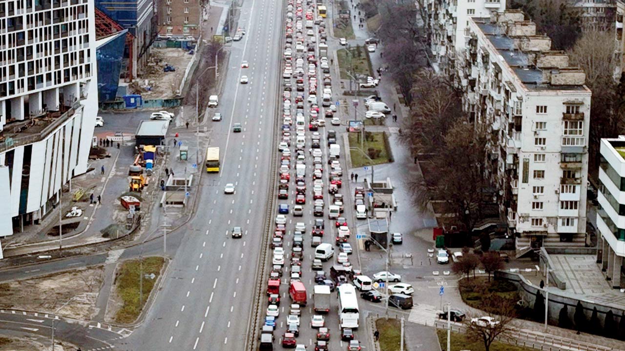 Traffic jams as people leave Kyiv