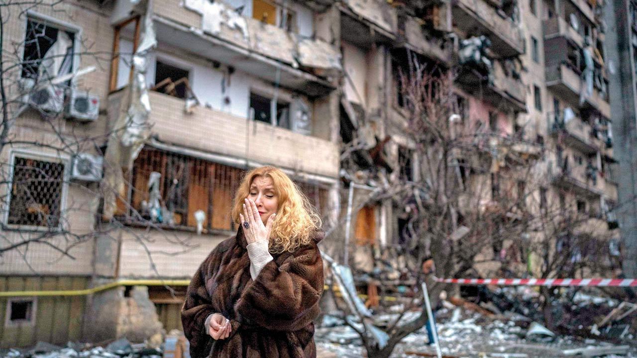 Russian troops advance in on Ukraine's capital Kyiv