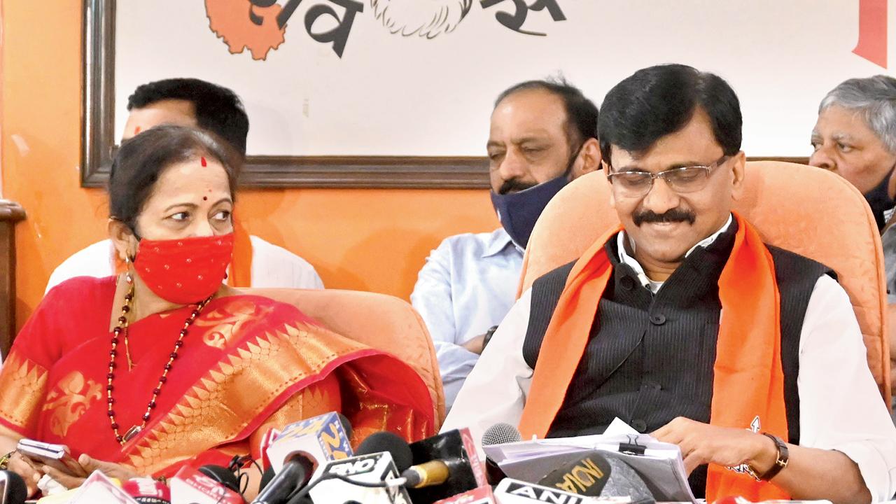 Mayor Kishori Pednekar with Sanjay Raut at the press conference