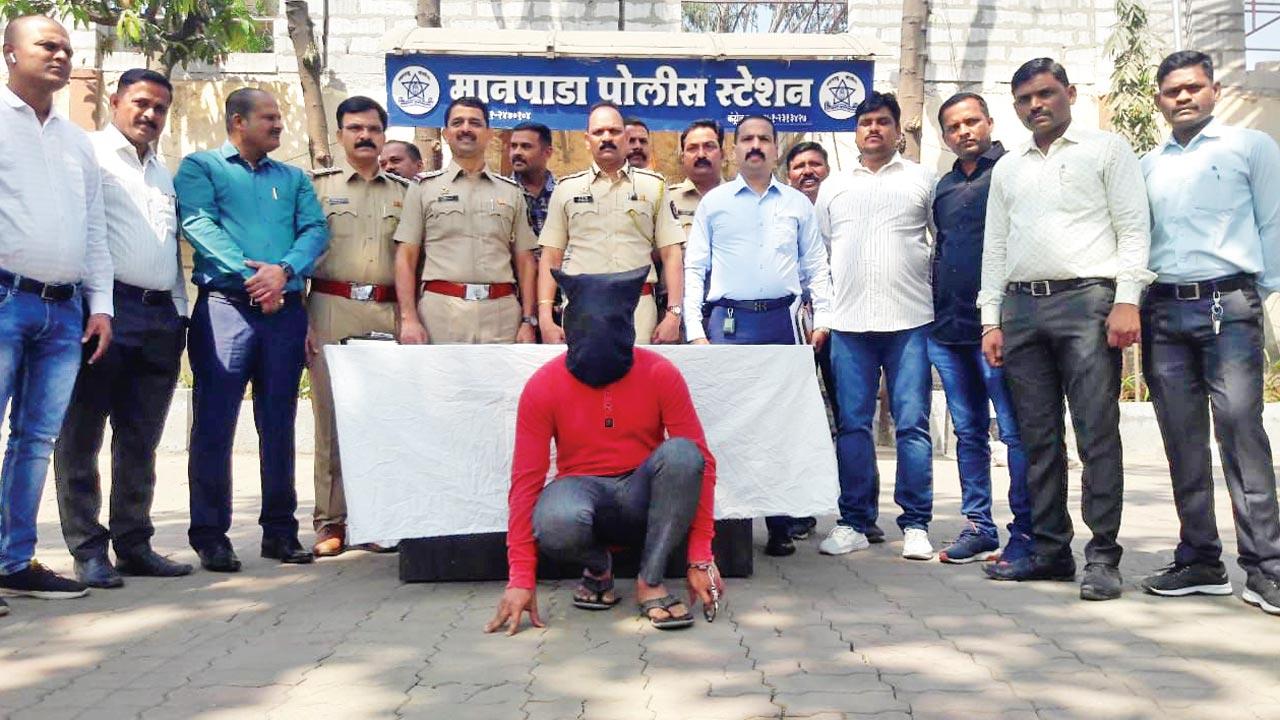 Manpada police personnel with the arrested accused Vishal Ghavat