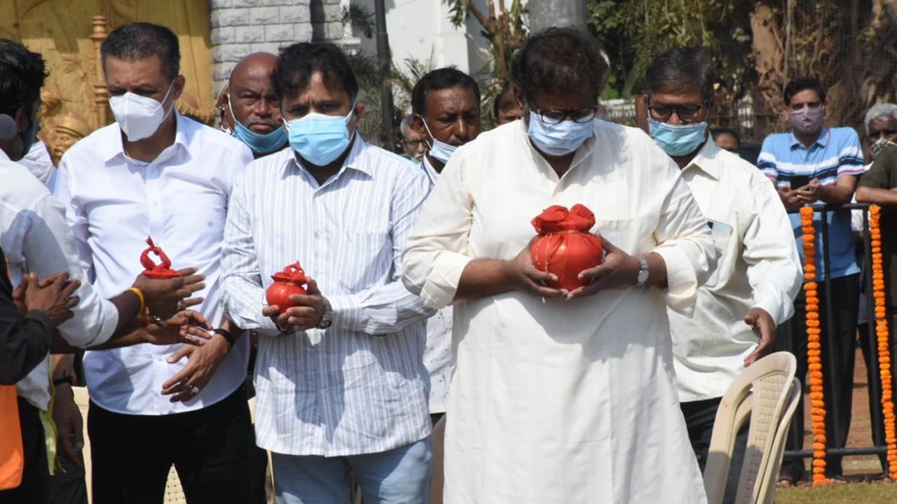 Late Lata Mangeshkar's nephew Adinath Mangeshkar, on Monday, February 7, 2022, collected the singing legend's ashes from Shivaji Park in Mumbai, where she was cremated with full state honours. Click here to see full gallery