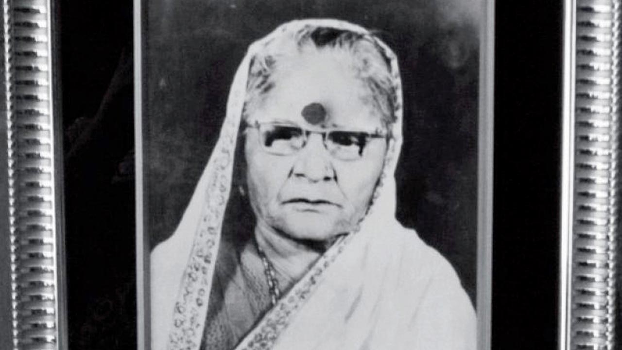 A photo frame of Gangubai  hangs in one of the homes in Kamathipura. Pic courtesy/Westland Books