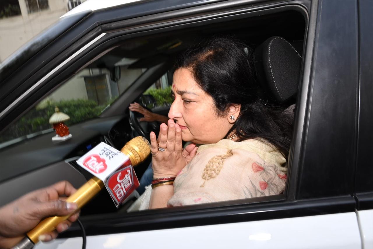 She's also the recipient of three National Film Awards among many other honours she received during the span of her career. 'Aye Mere Vatan Ke Logon', 'Babul Pyare', Lag Ja Gale Se Phir' among others are some of her iconic songs. Mangeshkar is survived by four younger siblings- Asha Bhosle, Hridaynath Mangeshkar, Usha Mangeshkar and Meena Mangeshkar. In picture: Anuradha Paudwal at Breach Candy hospital
(picture courtesy/Yogen Shah)
