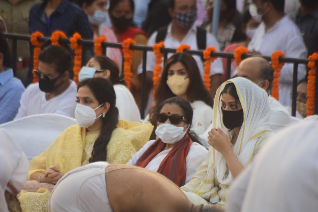 Asha Bhosle, along with her other family members at Lata Mangeshkar's last rites ceremony.