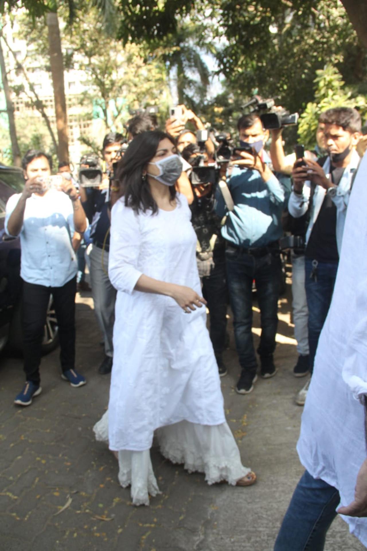 Alka Yagnik visited Bappi Lahiri's residence in Mumbai to pay homage to the late hitmaker. She was captured by the paparazzi while making her way to Bappi Lahiri's house. For the unversed, Bappi Lahiri had collaborated with Alka Yagnik on several songs, especially in Bengali films. 'Phool To Amari Chilo', 'Tomar Naam Likhe Debo', and 'Aajker Prem' are some of their successful collaborations in Bengali.
Picture courtesy: Yogen Shah