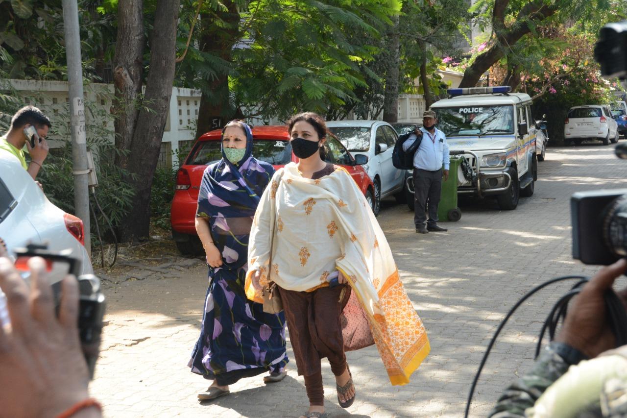 Sharbani Mukherjee arrives at Bappi Lahiri's residence in Juhu.
Picture courtesy: Satej Shinde