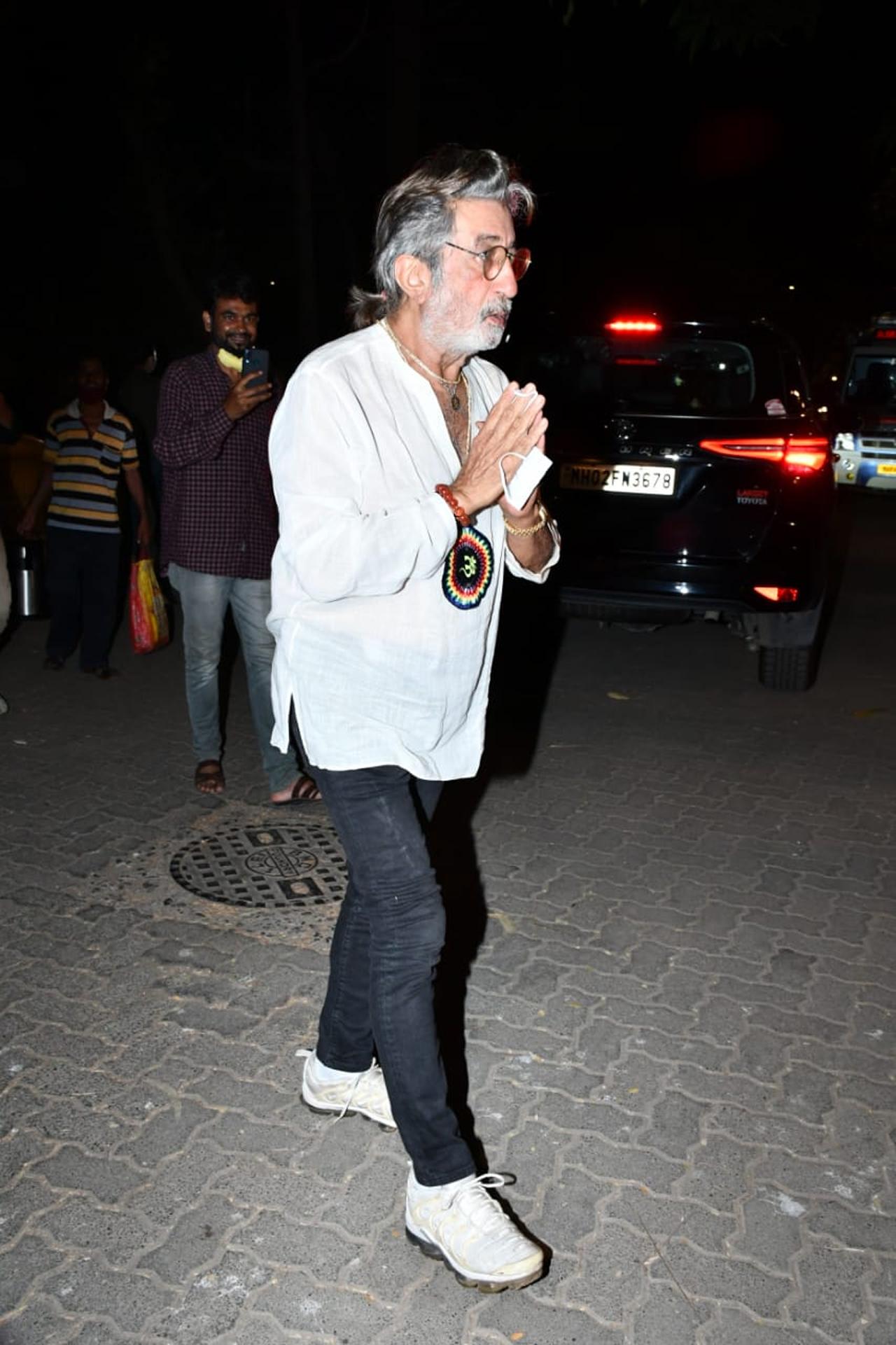 Shakti Kapoor was also seen attending the mourning ceremony. Earlier in the day, Shakti Kapoor's wife and sister-in-law - Tejaswini Kolhapure and Padmini Kolhapure arrived at Bappi Da's residence. 