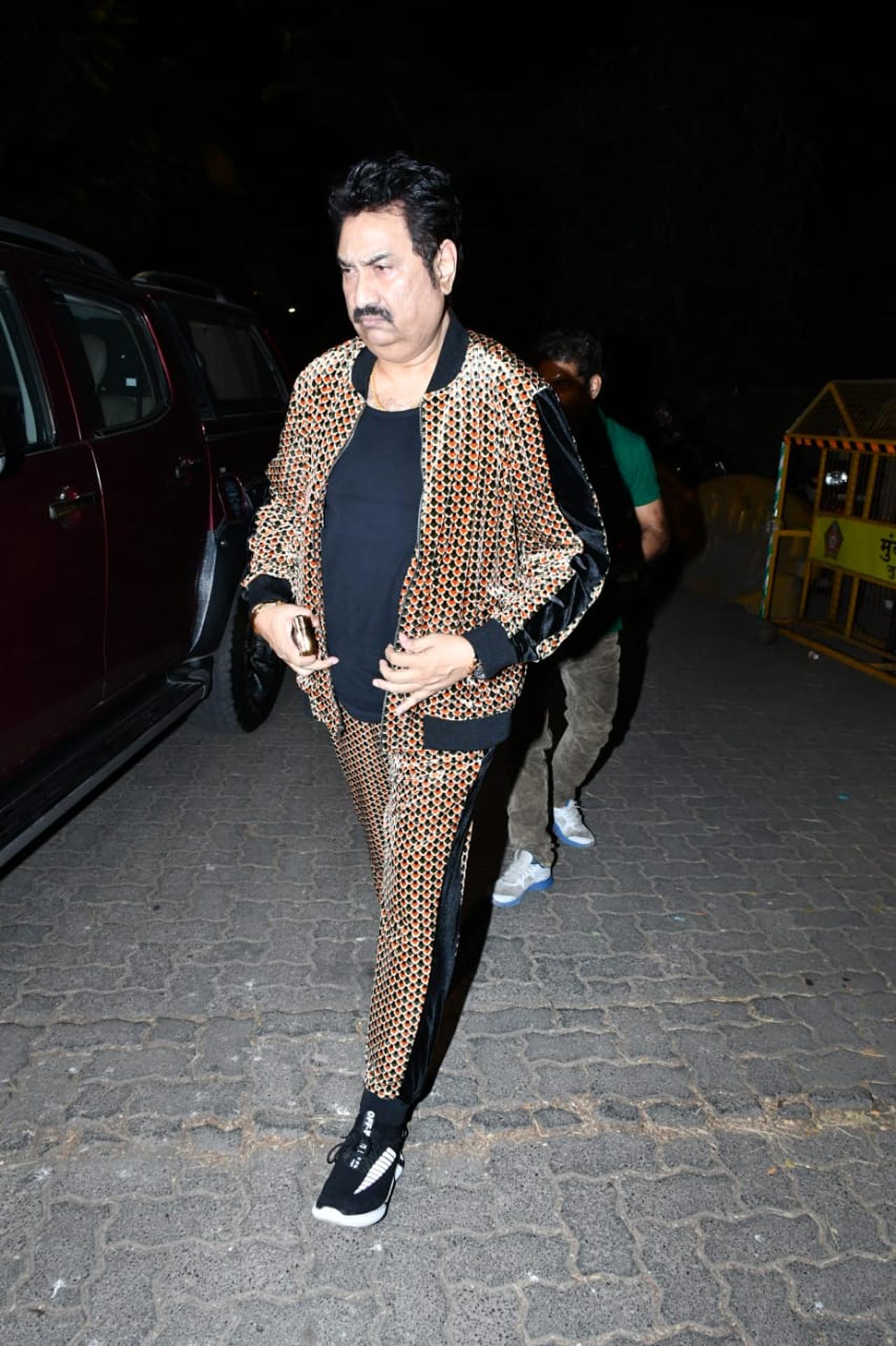 '90s superstar singer Kumar Sanu arrived with his wife to pay their final respects to Bappi Lahiri.