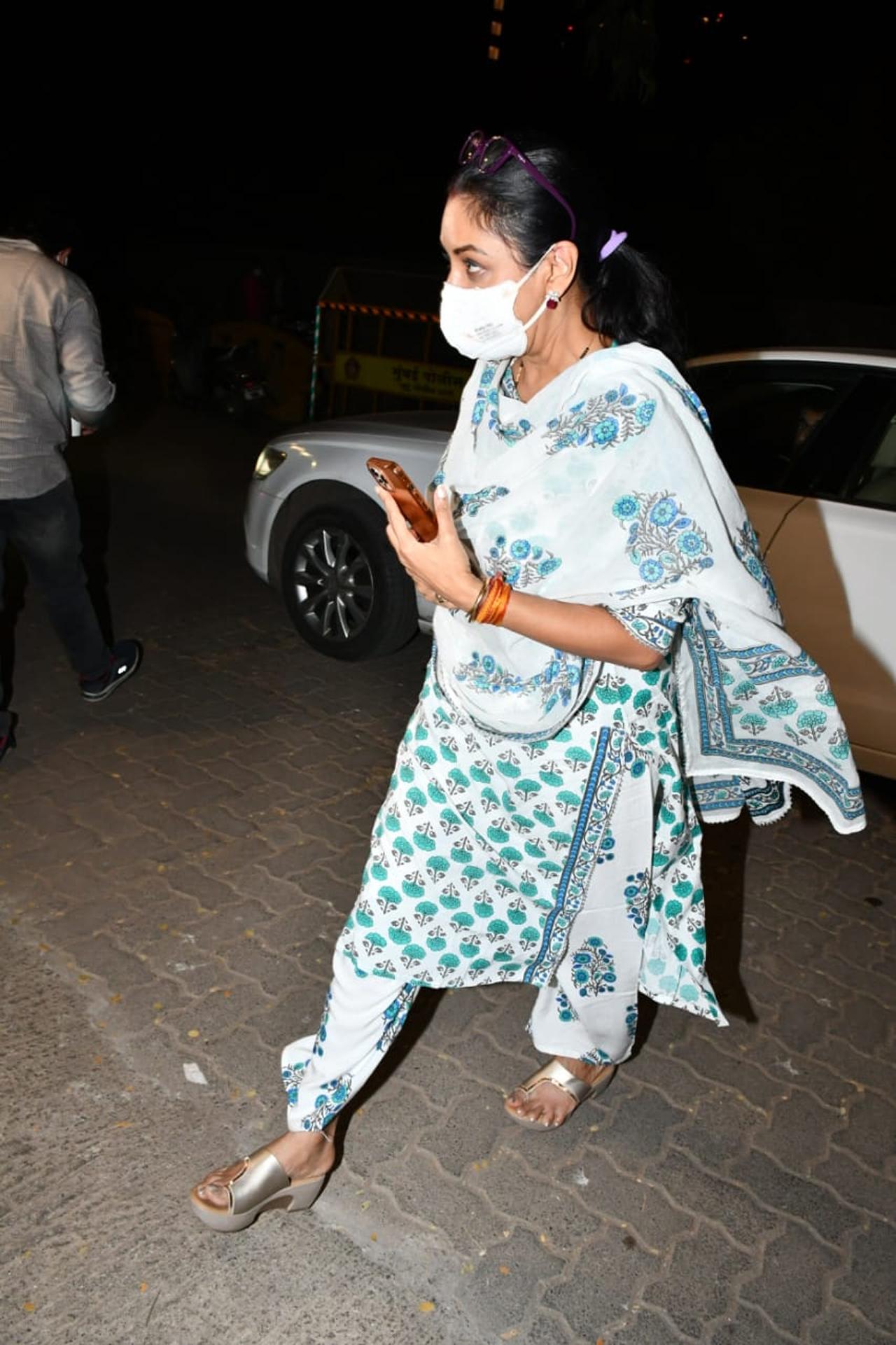 Anupamaa actress Rupali Ganguly was snapped at the late Bappi Lahiri's Juhu home, who arrived to offer her last respects to the 'Disco King.'