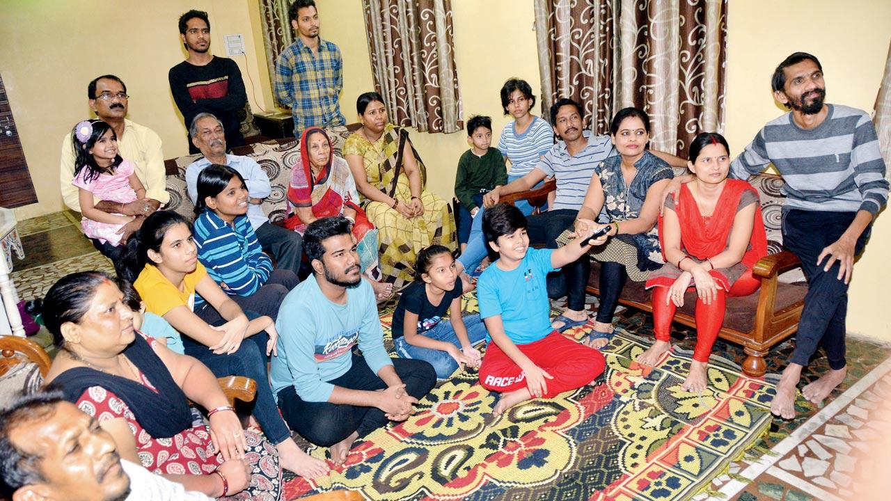  The family of couple Ram Naresh Yadav, 72, and Devraji Yadav, 71, at their home in Kamothe, Navi Mumbai. Pic/Sayyed Sameer Abedi
