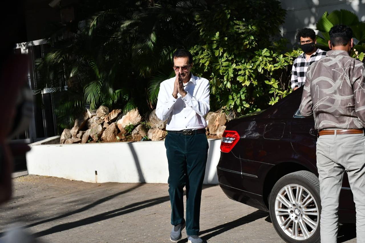 Yesteryear actor Dhiraj Kumar arrived at Bappi Lahiri's Juhu home to offer his last respects to the entire family.