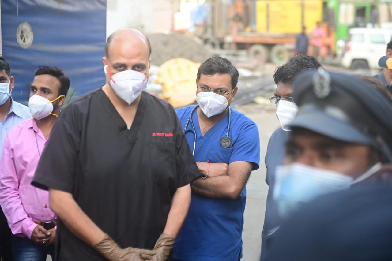 The megastar had been admitted to Mumbai's Breach Candy hospital on January 8 after she was diagnosed with COVID-19 and pneumonia. Though having recovered from COVID, the star singer was put on ventilator support after her condition worsened on Saturday. In picture: Dr Pratit Samdani addressed the media sharing how Lataji succumbed to multiple-organ failure.
(picture courtesy: Bipin Kokate)