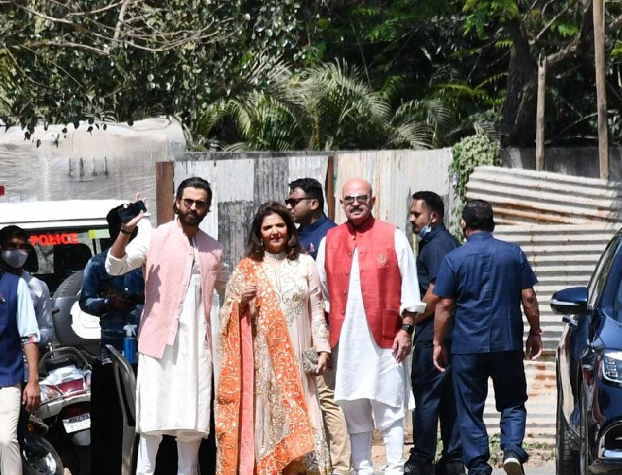 Hrithik Roshan, dapper as always, nailed his outfit for the wedding. He donned a pink Nehru jacket and white Kurta pajama. The beard only added to the aura which is his look for his next Vikram Vedha. Rakesh Roshan opted for a red Nehru jacket. The father-son duo struck a stylish pose with Pinkie Roshan 