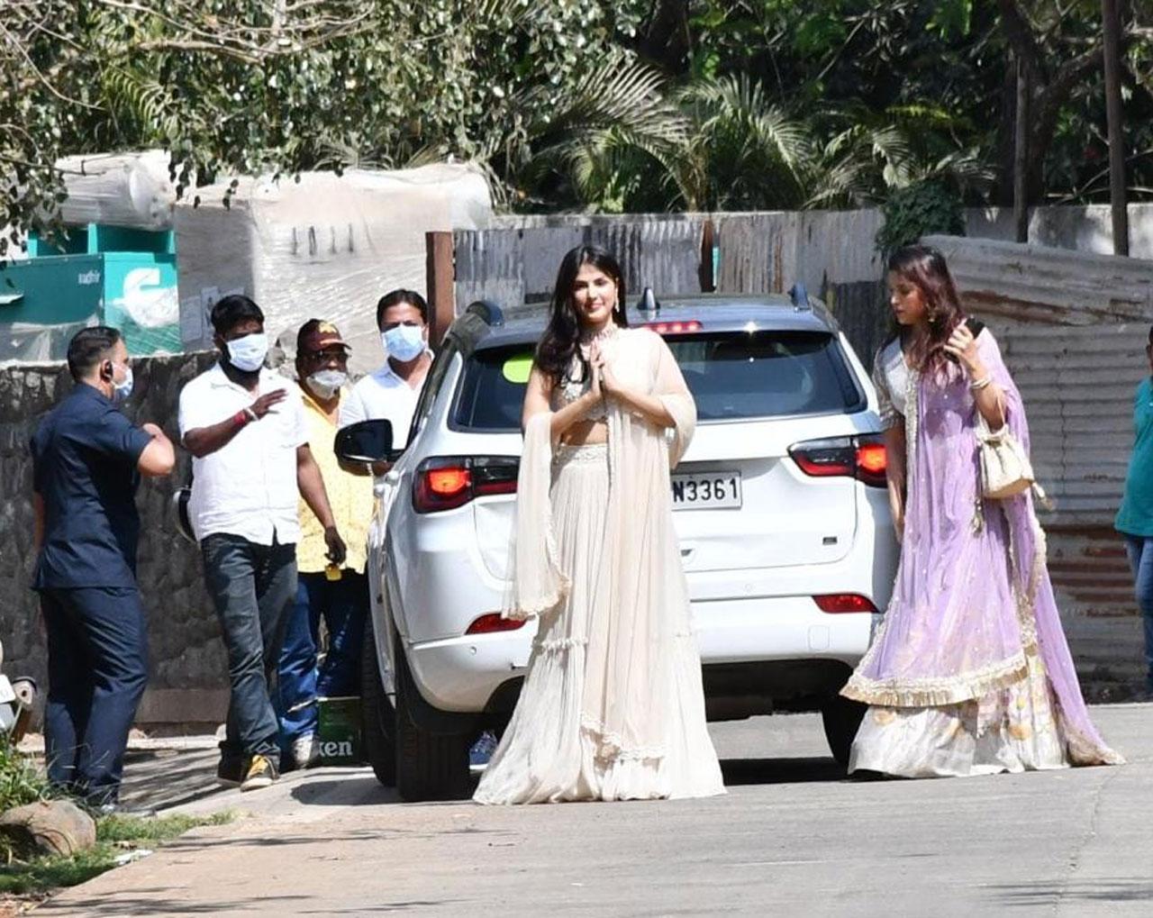 Rhea Chakraborty is a close friend of the bride-to-be Shibani Dandekar. We spotted her at the Mehendi ceremony and now she has arrived for the wedding too. She waved at the paparazzi and looked ethereal in her lehenga.