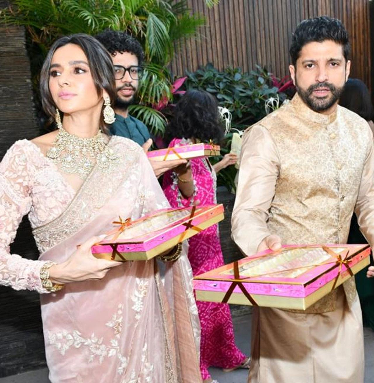 The couple looked stunning and stylish in their tradional attire. Farhan and Shibani, who have been dating for almost three years now, got married in an intimate ceremony in Khandala. Hrithik Roshan, Farah Khan, Shankar Mahadevan, Amrita Arora, Samir Kocchar, Saqib Saleem and Rhea Chakraborty, among others, were present at the low-key function.