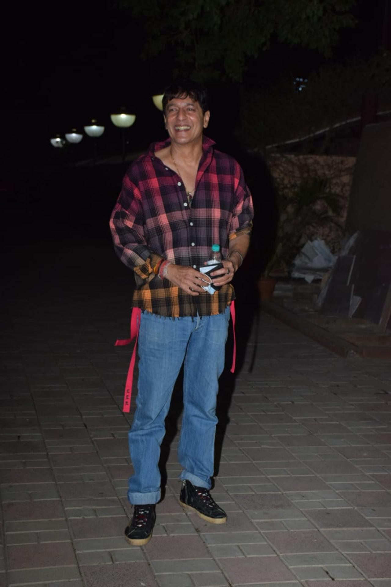 Chunky Pandey accompanied his daughter Ananya to the screening. The yesteryear actor looked extremely happy as he attended the special show of Gehraiyaan.