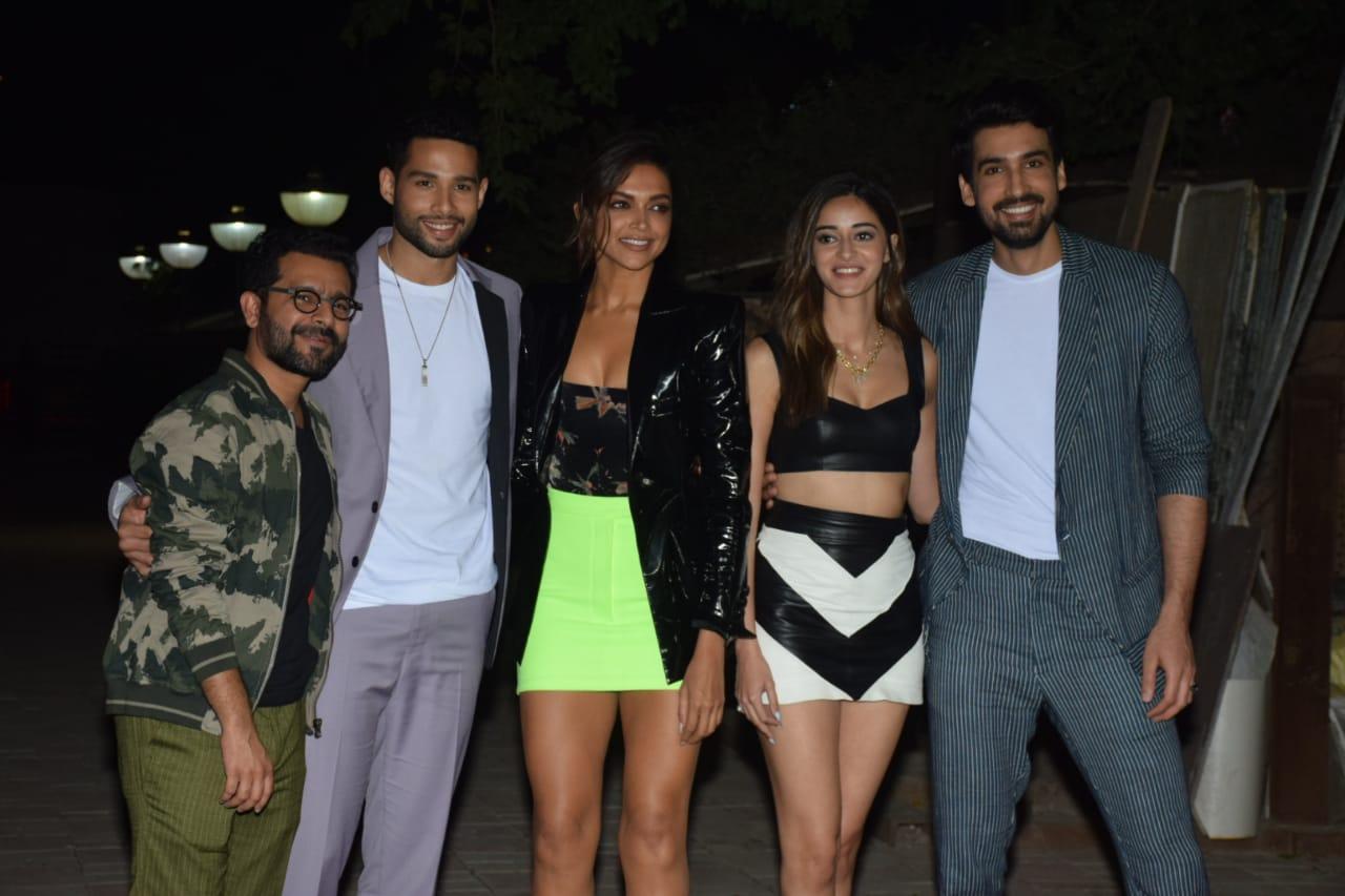 Shakun Batra, Deepika Padukone, Ananya Panday, Siddhant Chaturvedi, Dhairya Karwa attended the special screening of Gehraiyaan at a popular multiplex in Andheri, Mumbai. Deepika stunned in a neon skirt, paired with a corset top and a black leather jacket whereas Ananya Panday was seen wearing a black and white outfit.