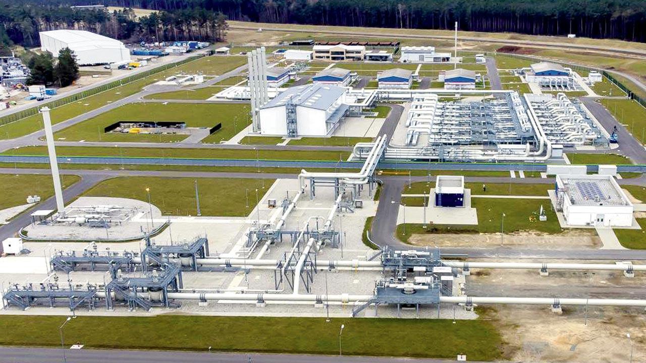 Germany suspends Nord Stream 2 gas pipeline to Russia