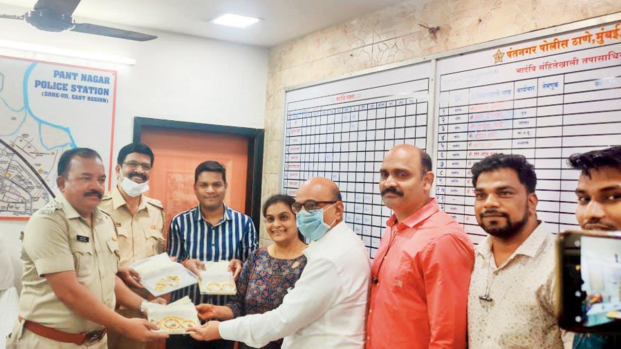 Mumbai: Cops find lost bag with 25 tola gold in five hours
