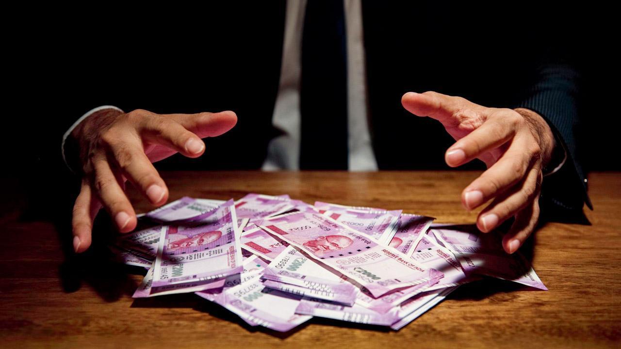 Railway cops bust 'hawala' racket in Mumbai; 1 held, Rs 67.4 lakh seized