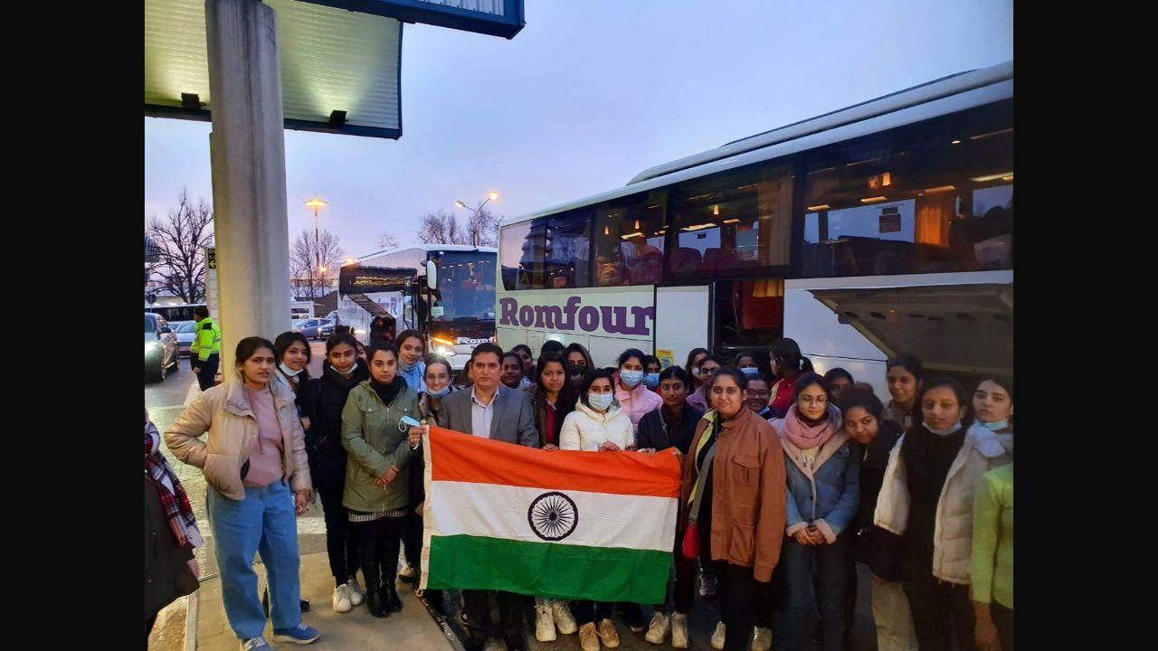 Indian students stranded in Ukraine are advised to carry national flag on vehicles: Union Minister